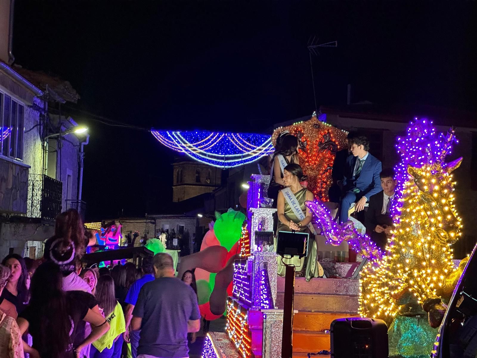 El desfile de carrozas de Aldeadávila vuelve a llenar de luz y color las calles en sus fiestas