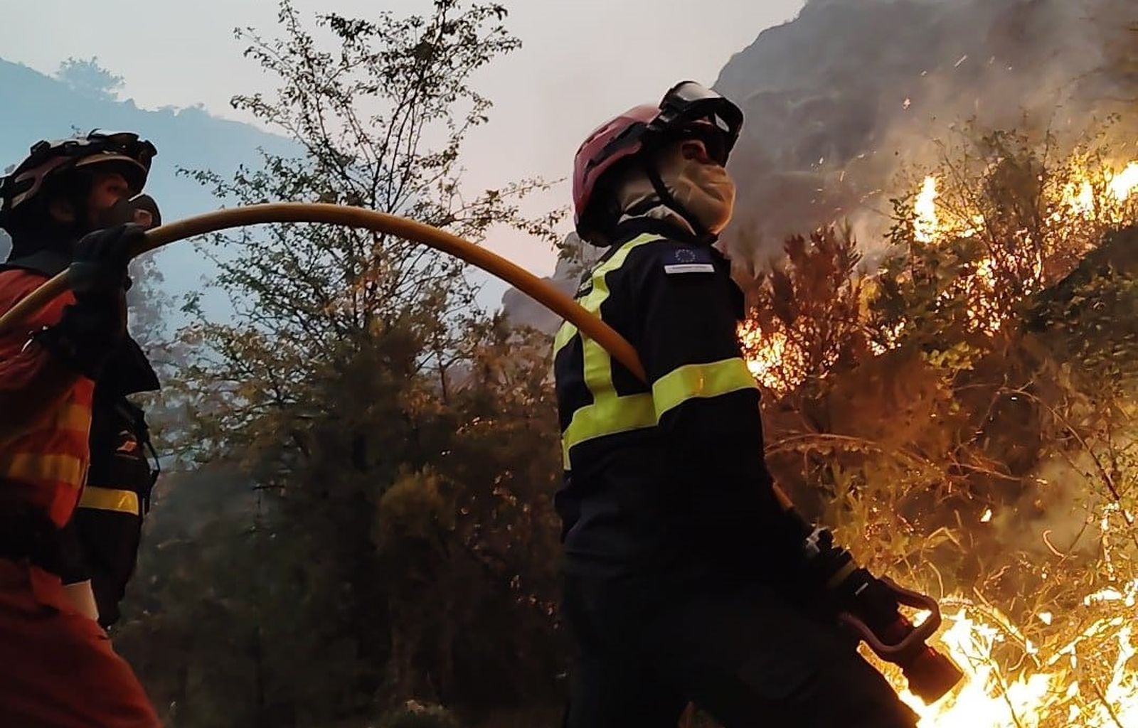 VÍDEO | Efectivos llegados desde Francia trabajan en el operativo contra el incendio de Porto