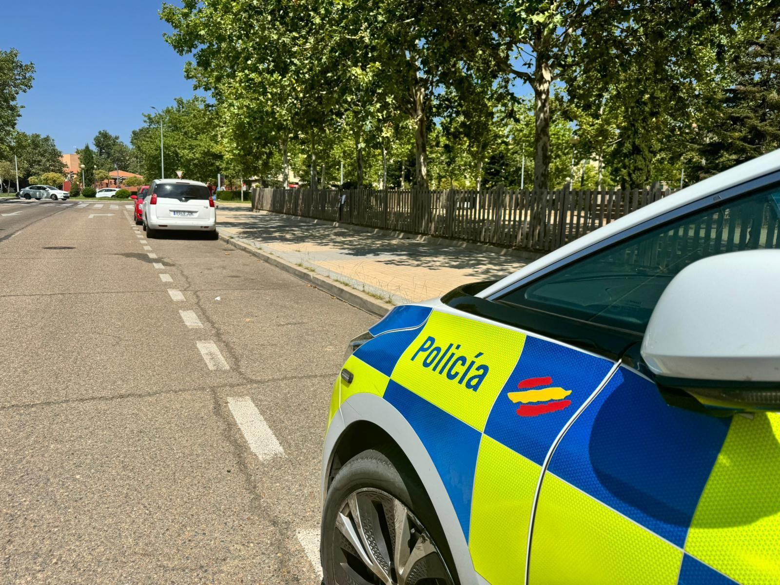Policía Local de Salamanca en el pipi can de la avenida de Salamanca
