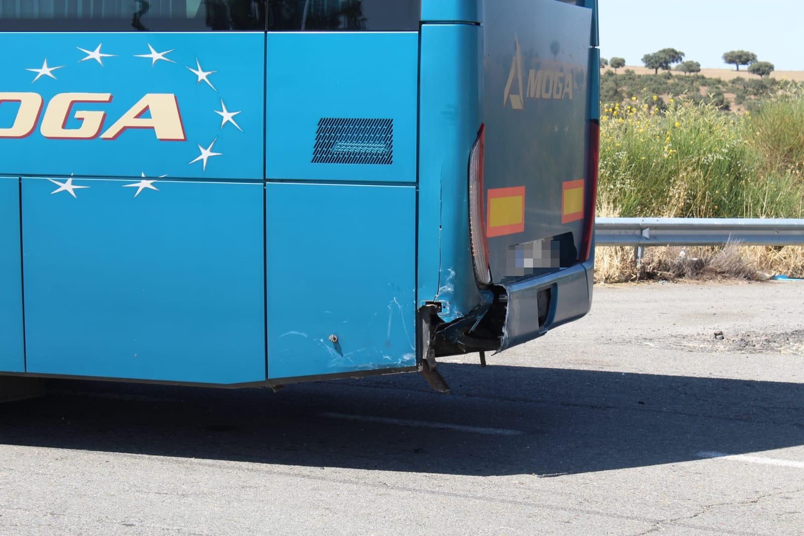 Accidente entre un turismo y un autobús en Cuatro Calzadas