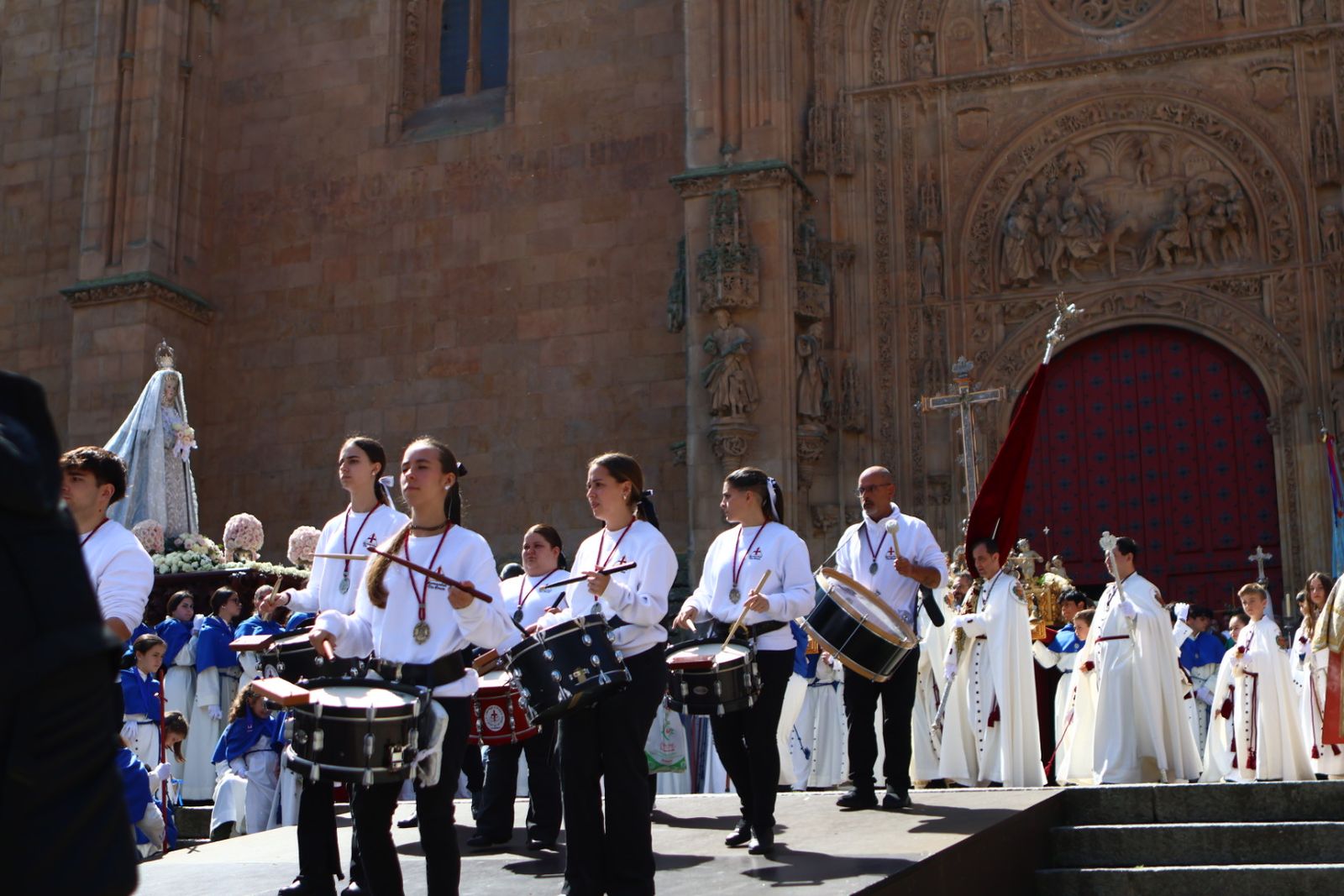 Procesión del encuentro de Nuestra Señora de la Alegría y Jesús Resucitado en el Domingo de Resurrección en Salamanca