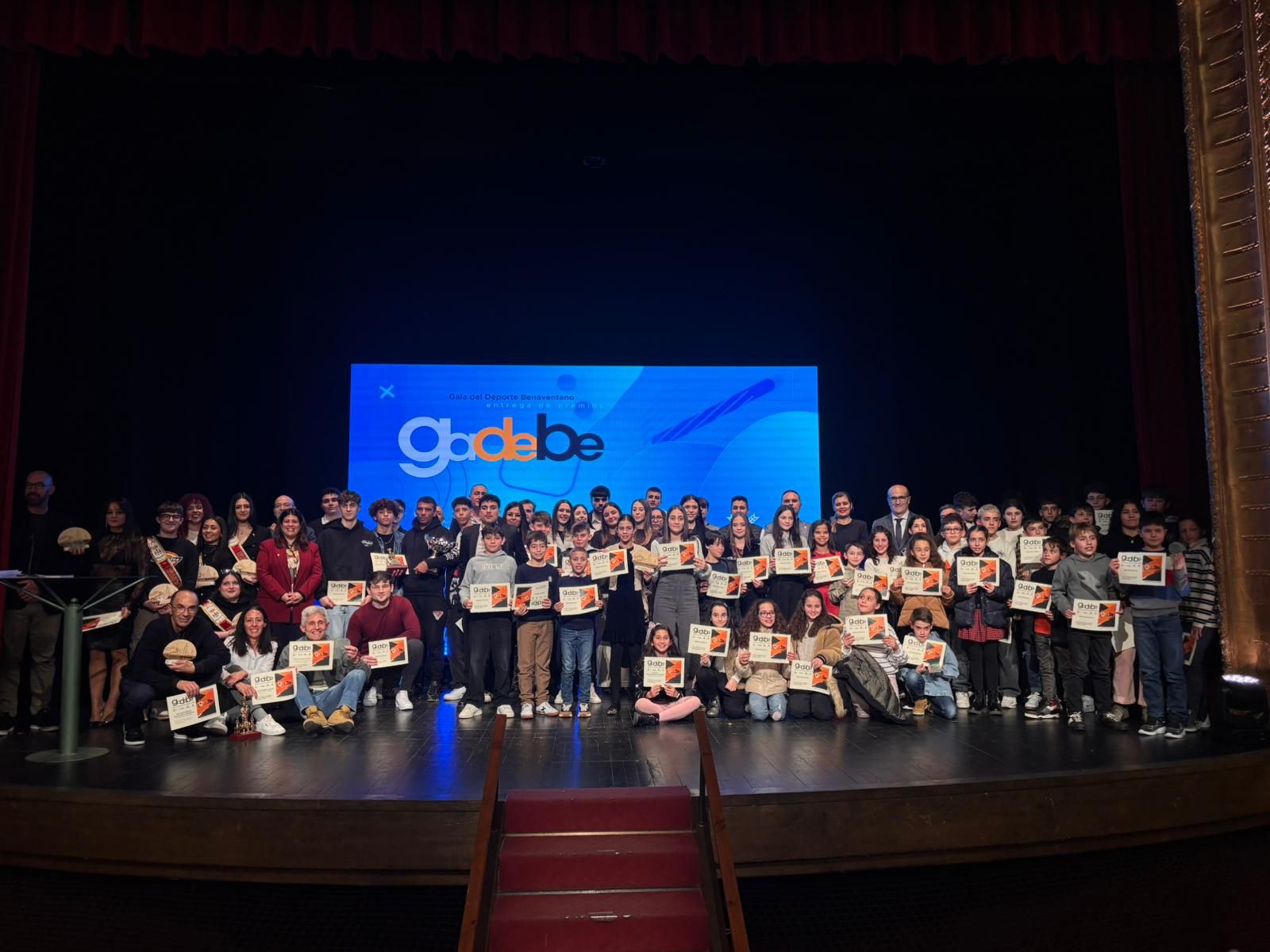 Foto de familia con todos los premiados