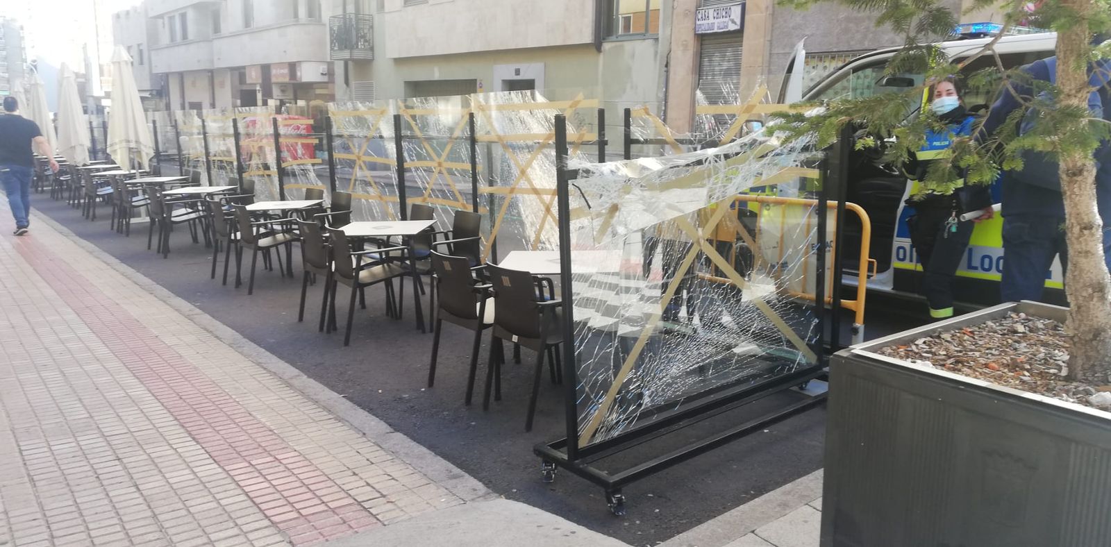 Cristales de una terraza rotos en la calle Van Dyck