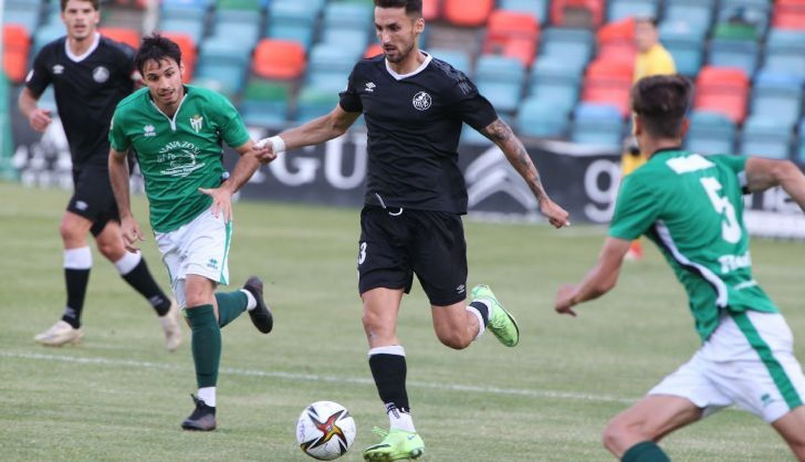 Hugo Díaz, en un duelo ante el Guijuelo / FOTO SALAMANCA24HORAS.COM Hugo Díaz, en un duelo ante el Guijuelo / FOTO SALAMANCA24HORAS.COM