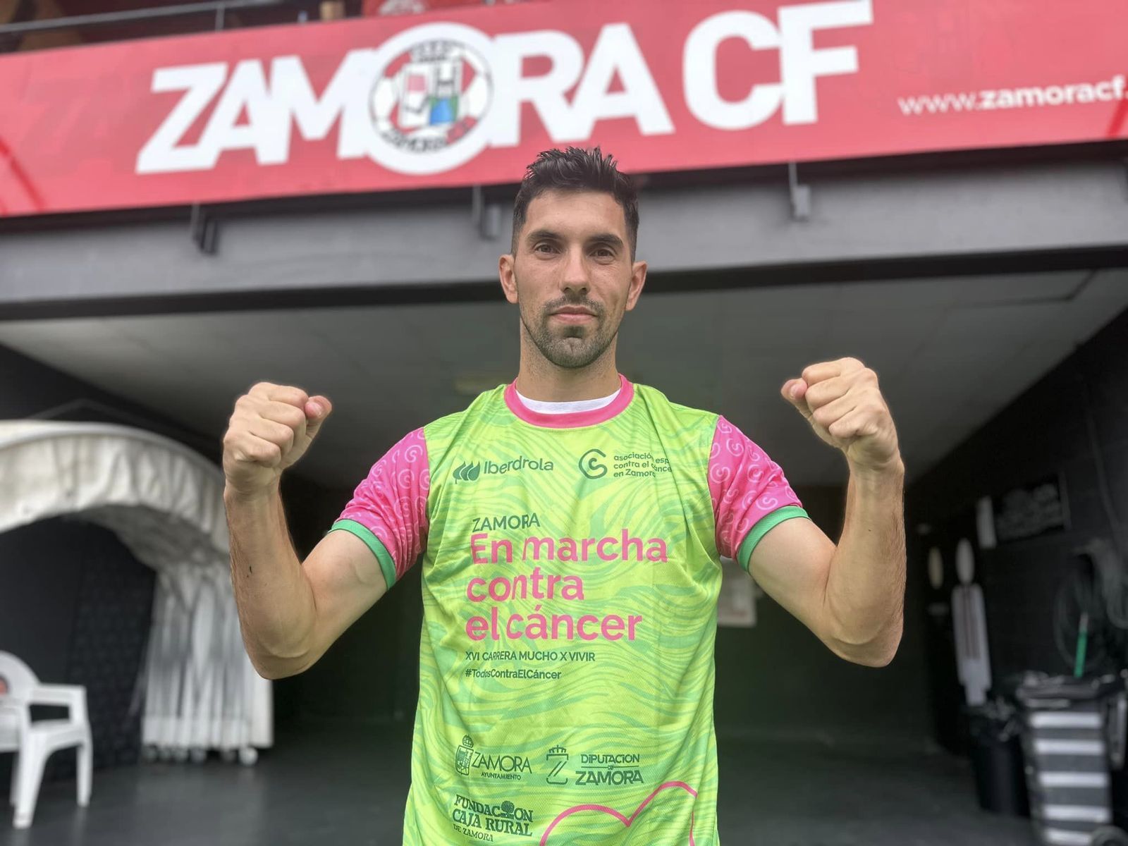 Carlos Ramos luce la camiseta de la Carrera ‘Mucho X Vivir’