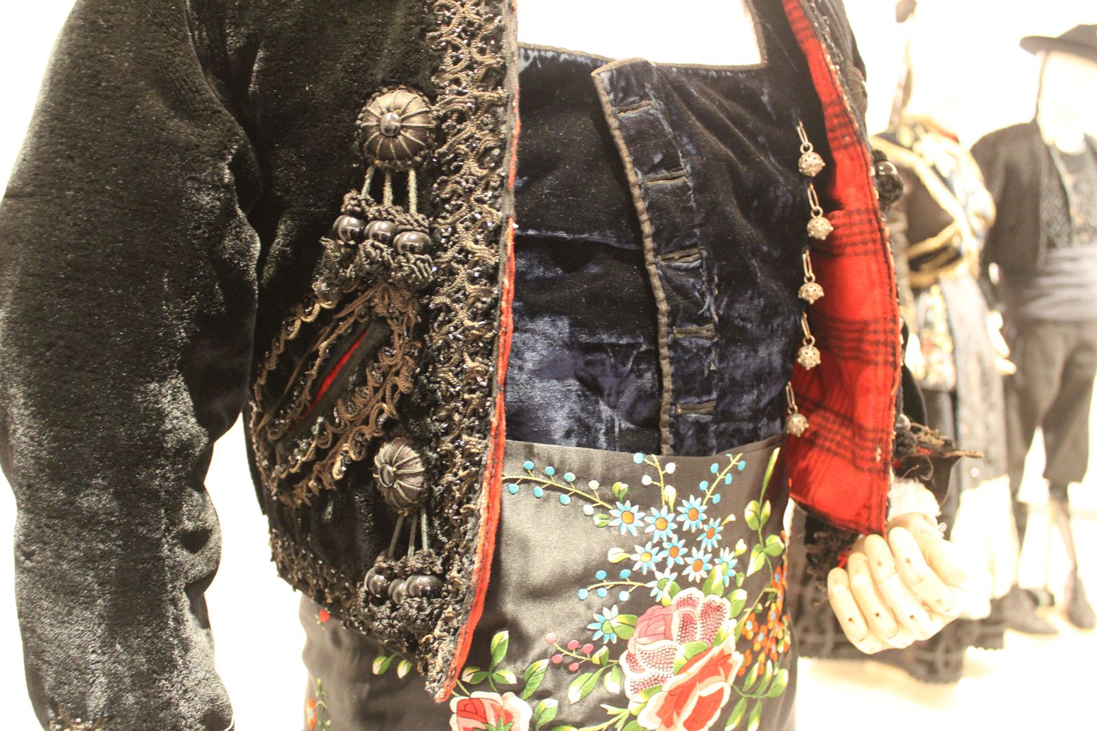 exposicion-aires-de-marzo-detalle-traje-charro-de-villares-de-la-reina