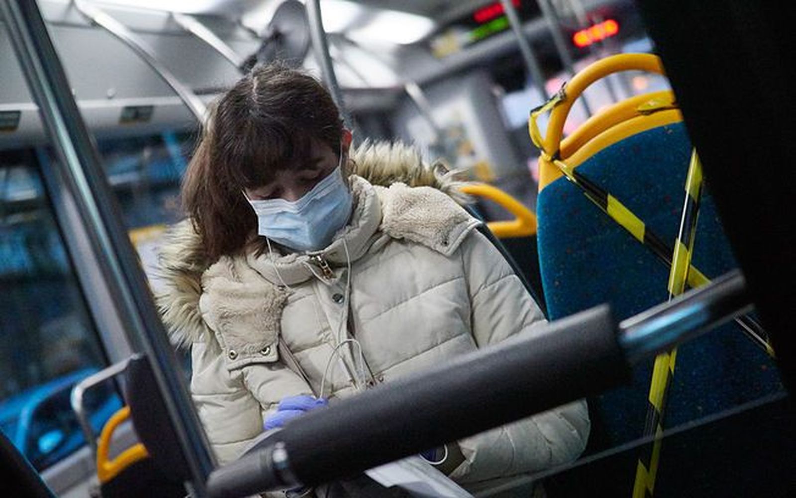 Una mujer protegida con mascarilla montada en autobús. Foto  Europa Press