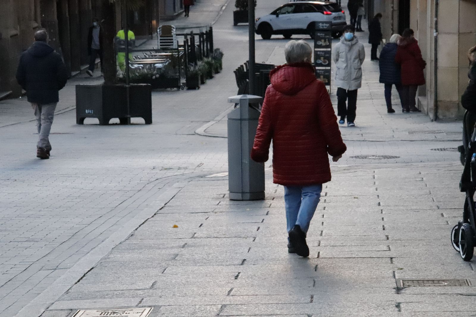 Gente paseando por la calle en invierno