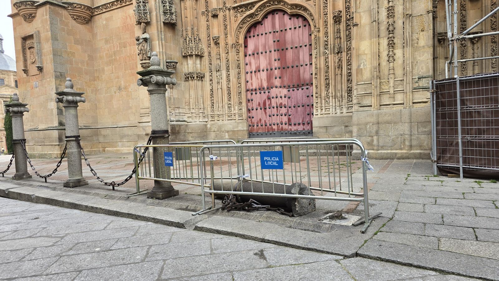Un camión de las obras de la Catdral tira una de las columnas