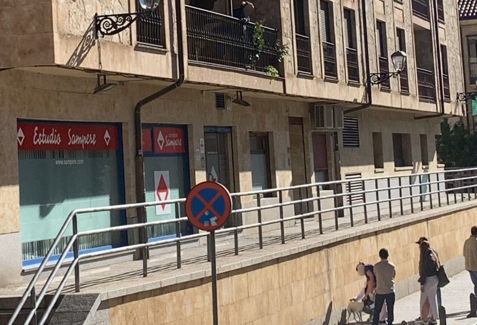 Un perro se precipita desde un balcón en la Cuesta de San Blas