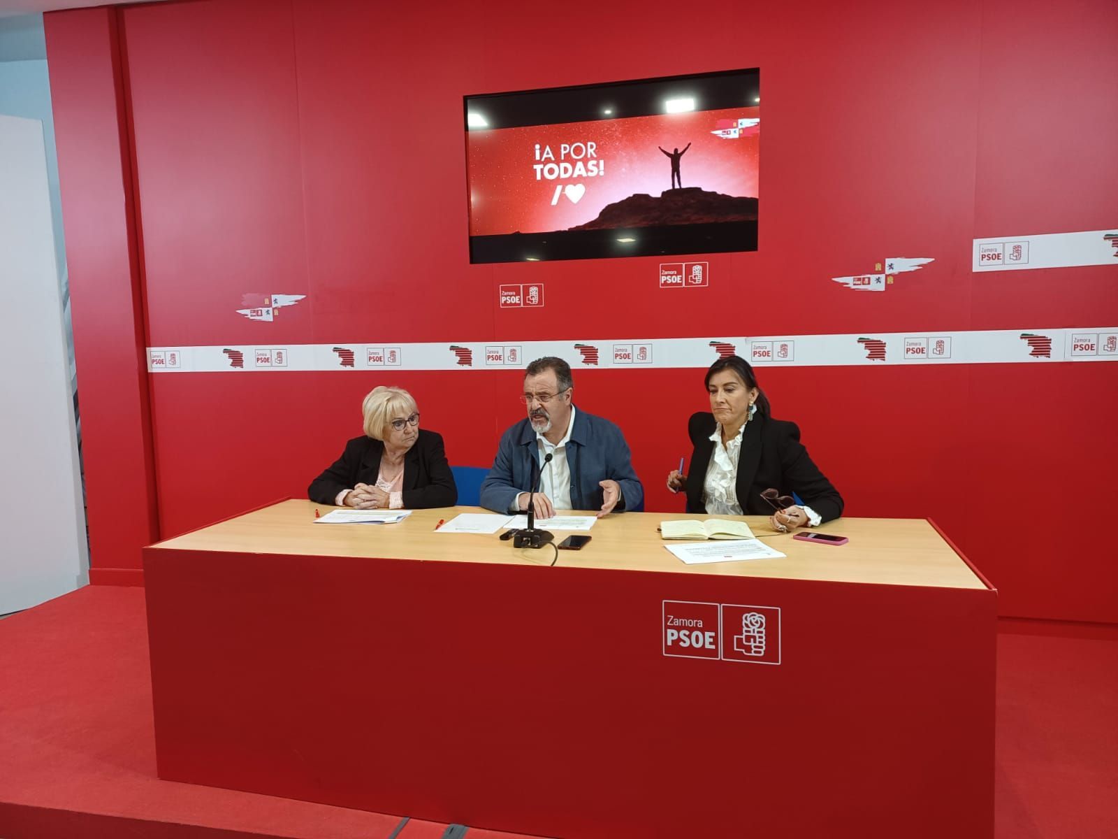 Un instante de una rueda de prensa en la sede del PSOE en Zamora