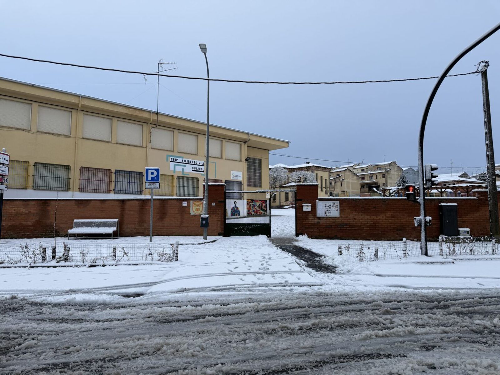 Guijuelo se tiñe de blanco por las nieves de Salamanca y los operarios del Ayuntamiento trabajan en labores de mantenimiento