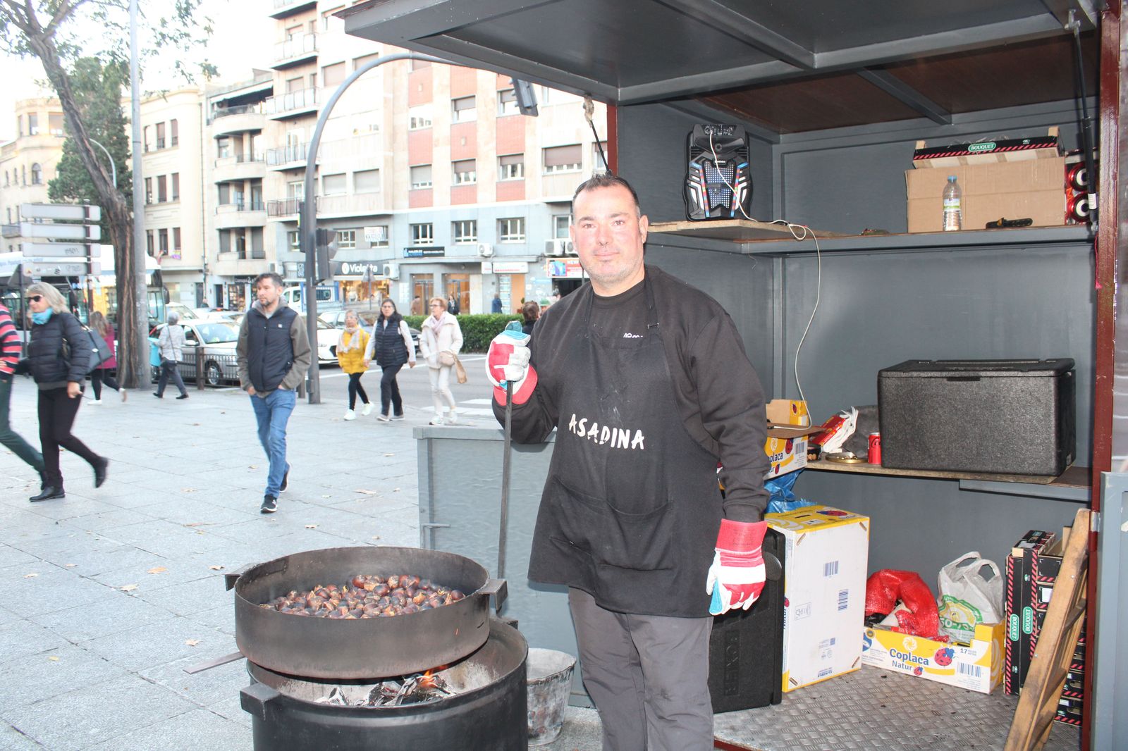 Miguel en su puesto de castañas de la puerta Zamora