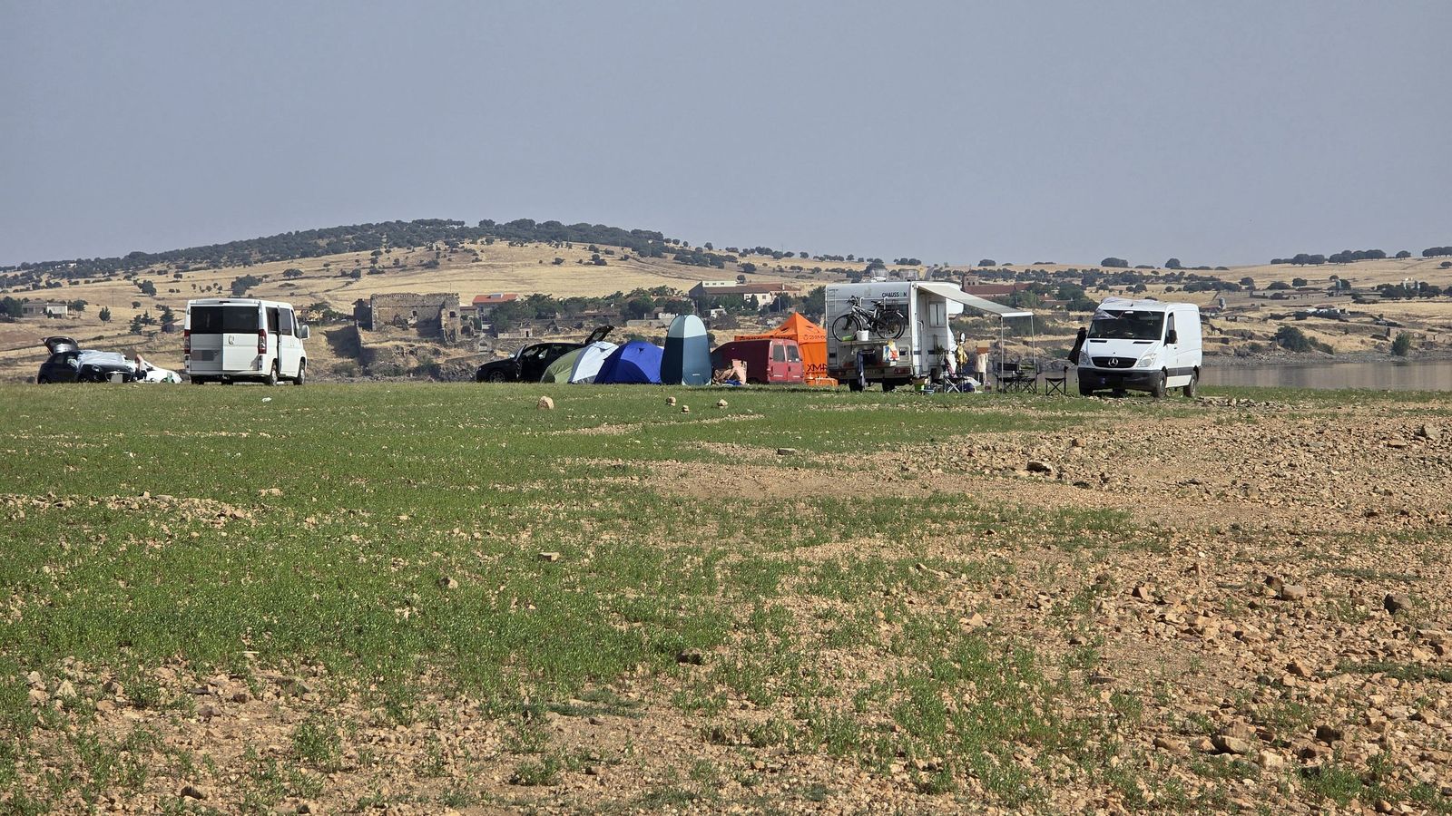 Sigue la rave con cientos de campistas en el entorno del pantano de Santa Teresa