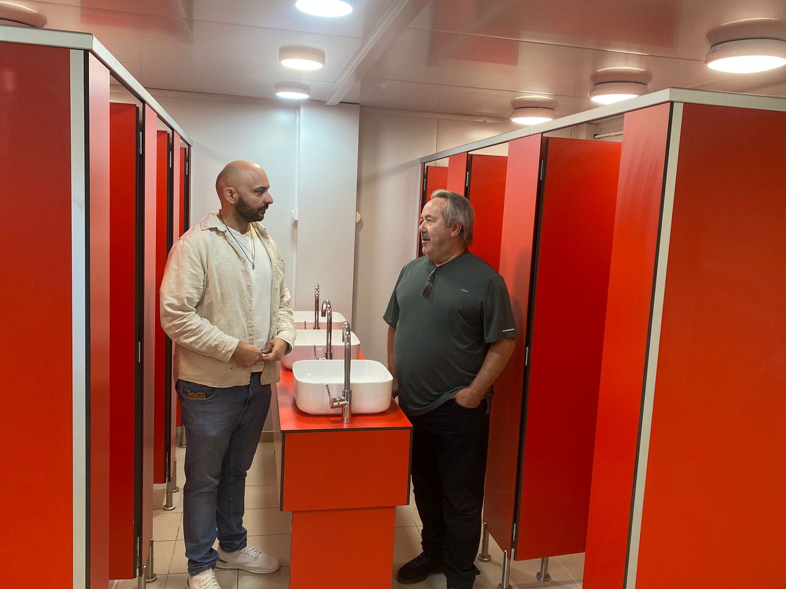 El concejal de Deportes, Manuel Alesander, y el alcalde, Francisco Guarido, en uno de los nuevos vestuarios.