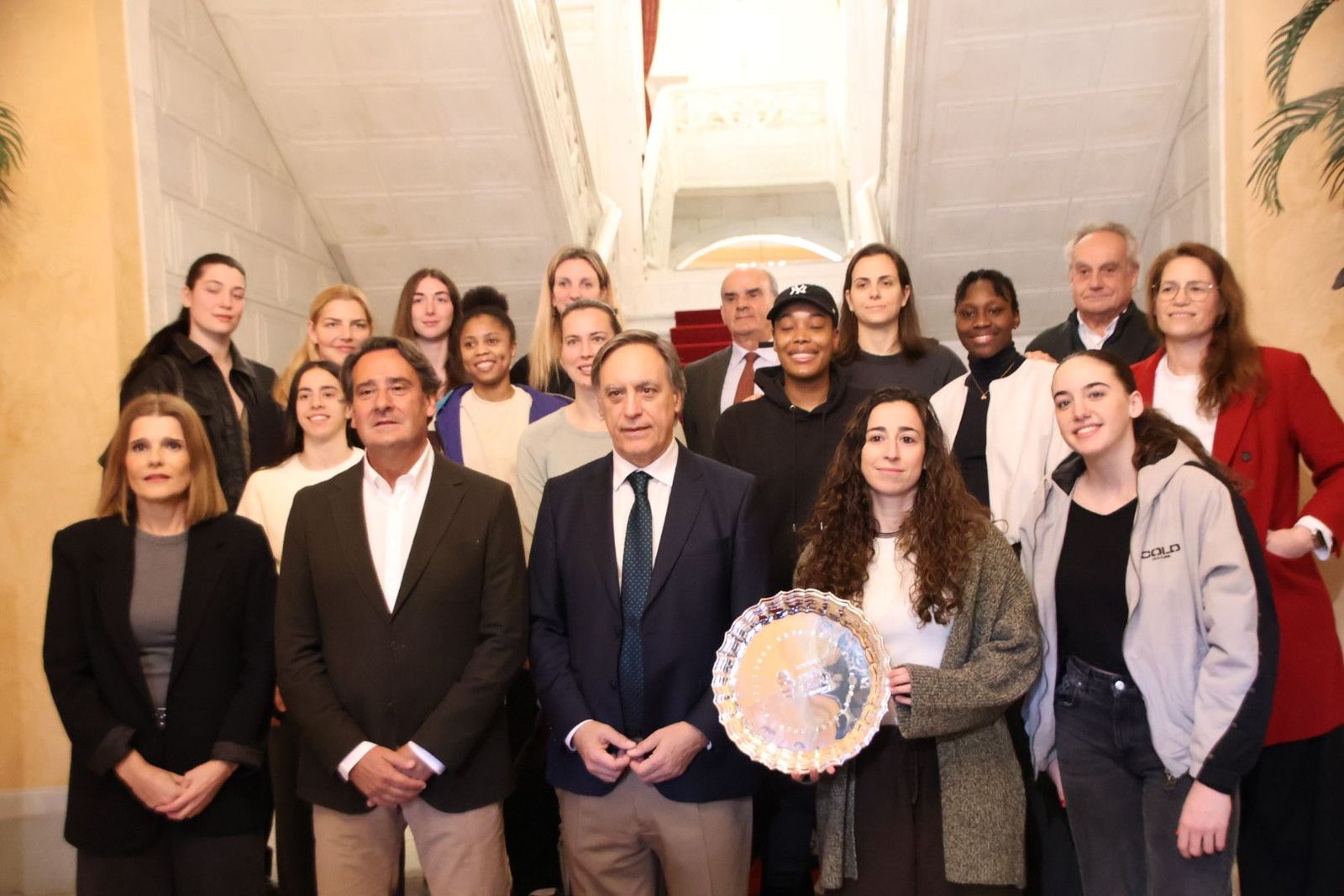 Recibimiento al Club Baloncesto Perfumerías Avenida de Salamanca en el Ayuntamiento de Salamanca