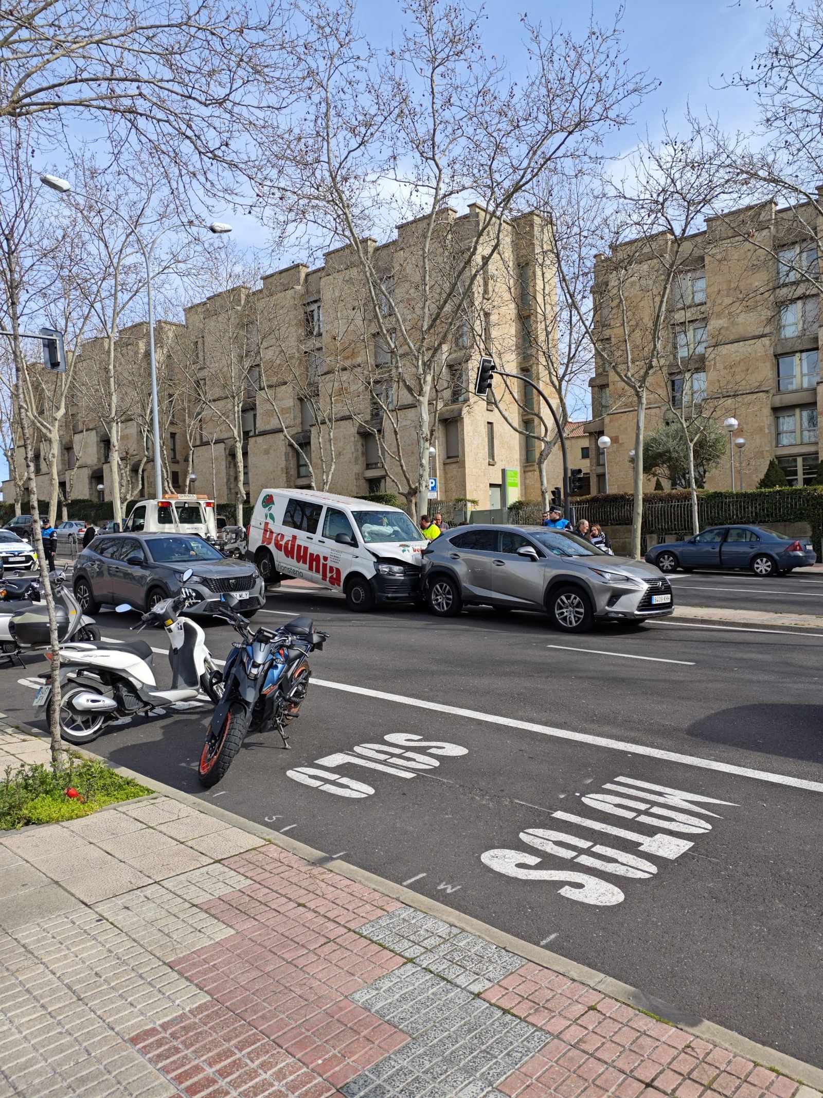 Un accidente entre un turismo y una furgoneta provoca una gran retención junto al hospital de Salamanca Un accidente entre un turismo y una furgoneta provoca una gran retención junto al hospital de Salamanca