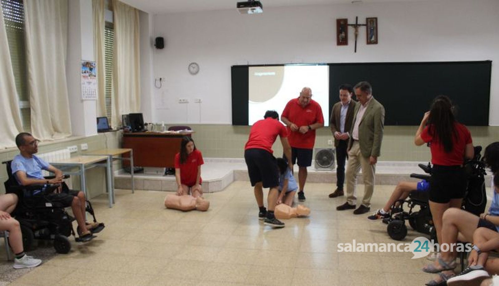El alcalde visita a los niños de AVIVA del Programa de Verano Joven. El alcalde visita a los niños de AVIVA del Programa de Verano Joven.