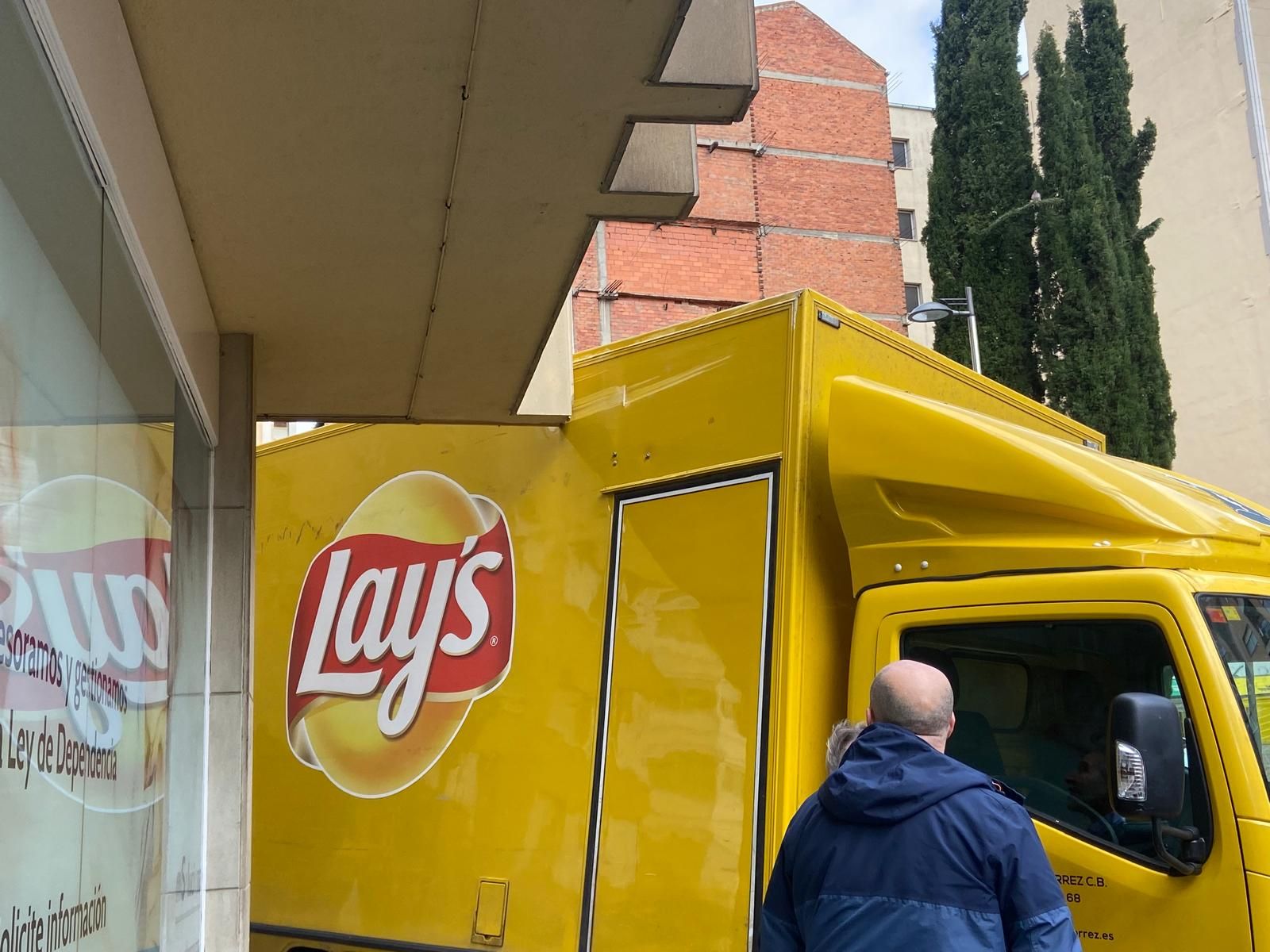 Un camión roza un balcón en la esquina entre la calle Padilleros y la calle José Jaúregui | FOTO SALAMANCA24HORAS.COM