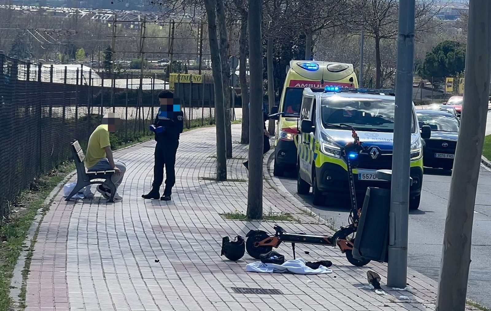 Un hombre se estrella con su patinete contra una farola en la avenida Reina Berenguela