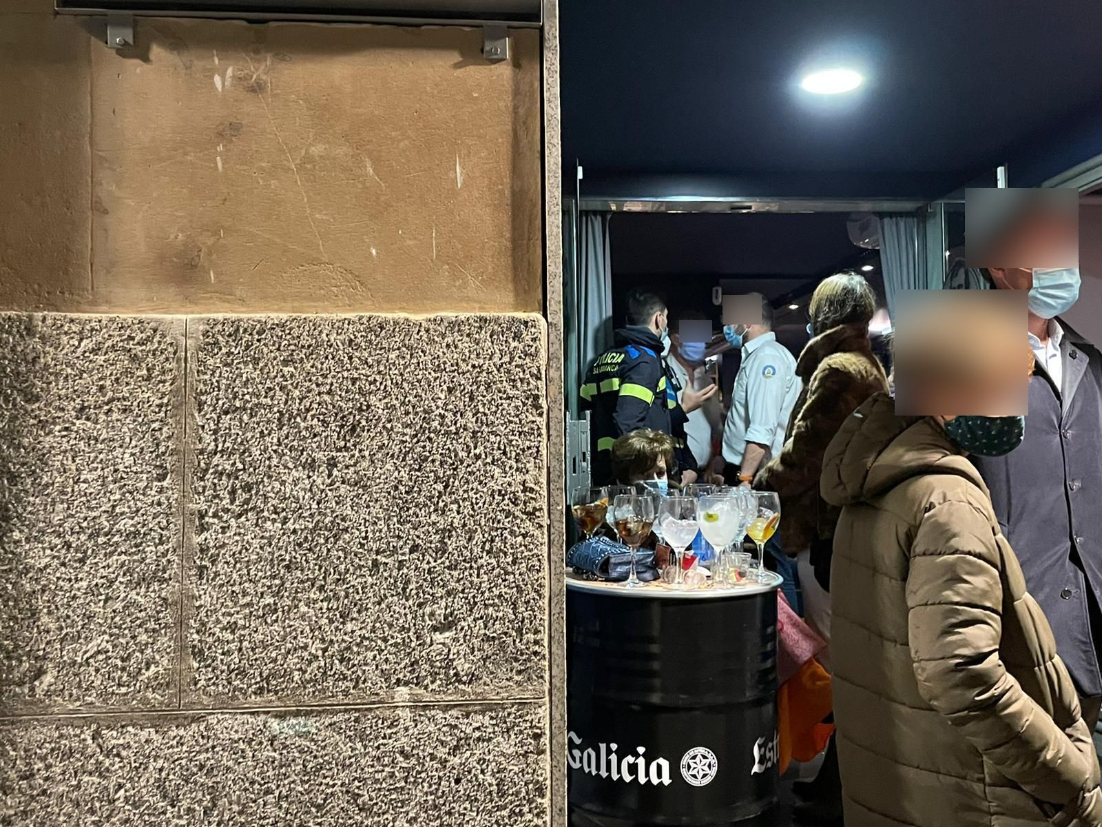 La Policía Local en el interior de otro establecimiento hostelero en otra intervención similar