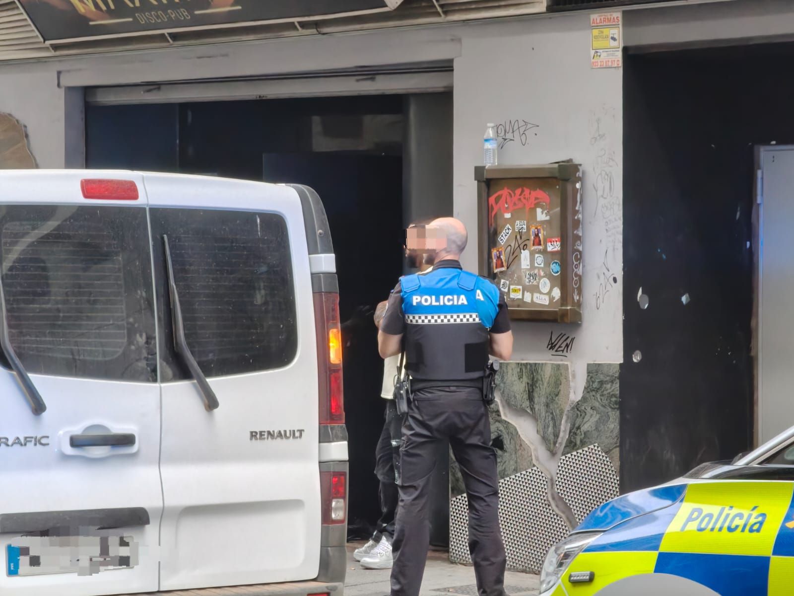 Presencia de la Policía Local en un establecimiento de Álvaro Gil