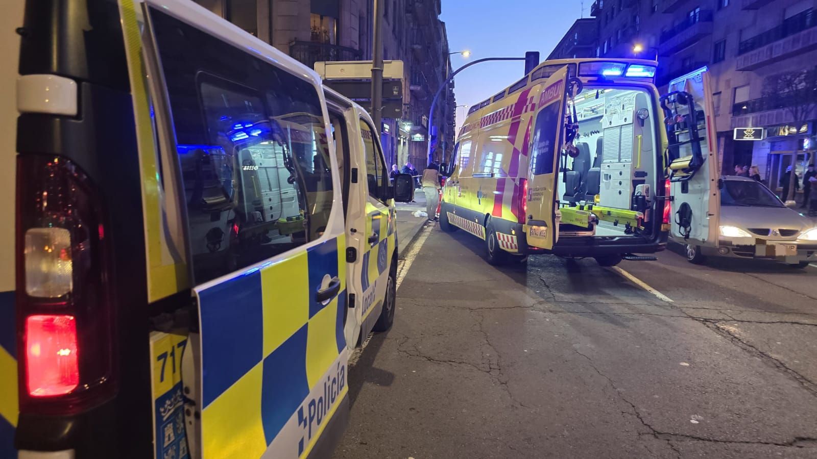 Un taxi atropella a una mujer en plena Gran Vía de Salamanca este sábado