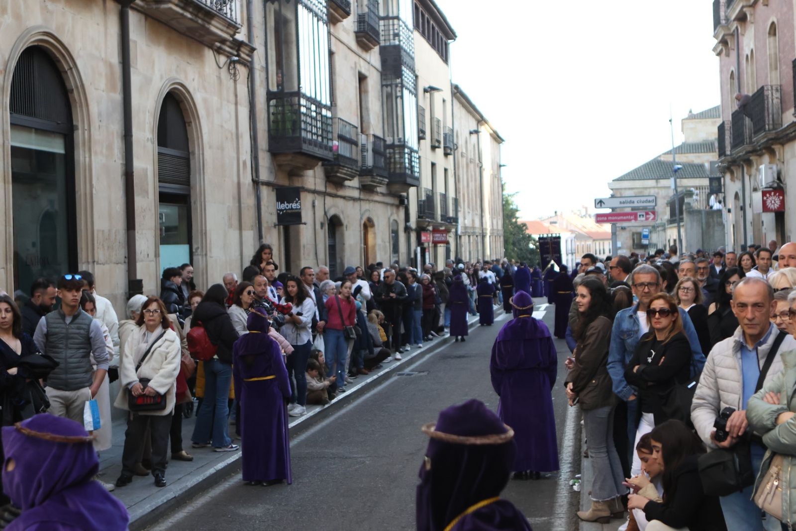 Jesús Rescatado procesiona en Salamanca con su nueva túnica y la atenta mirada de cientos de fieles