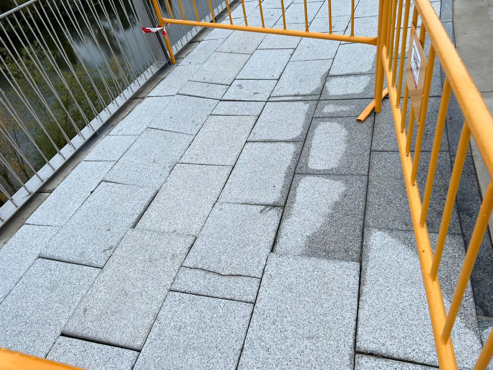 Baldosas hundidas en la acera de la glorieta de acceso al nuevo Hospital Universitario de Salamanca.