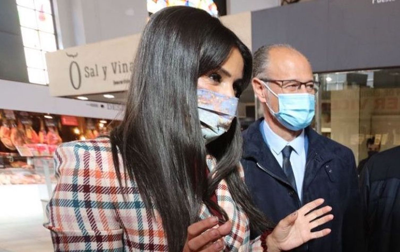 Begoña Villacís y Luis Fuentes en el Mercado Central | FOTO SALAMANCA24HORAS.COM