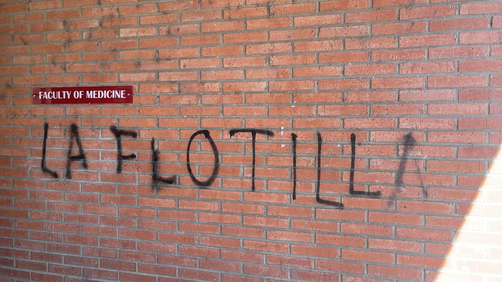 Realizan varias pintadas y ponen silicona en edificos públicos en protesta por Gaza (3).jpeg