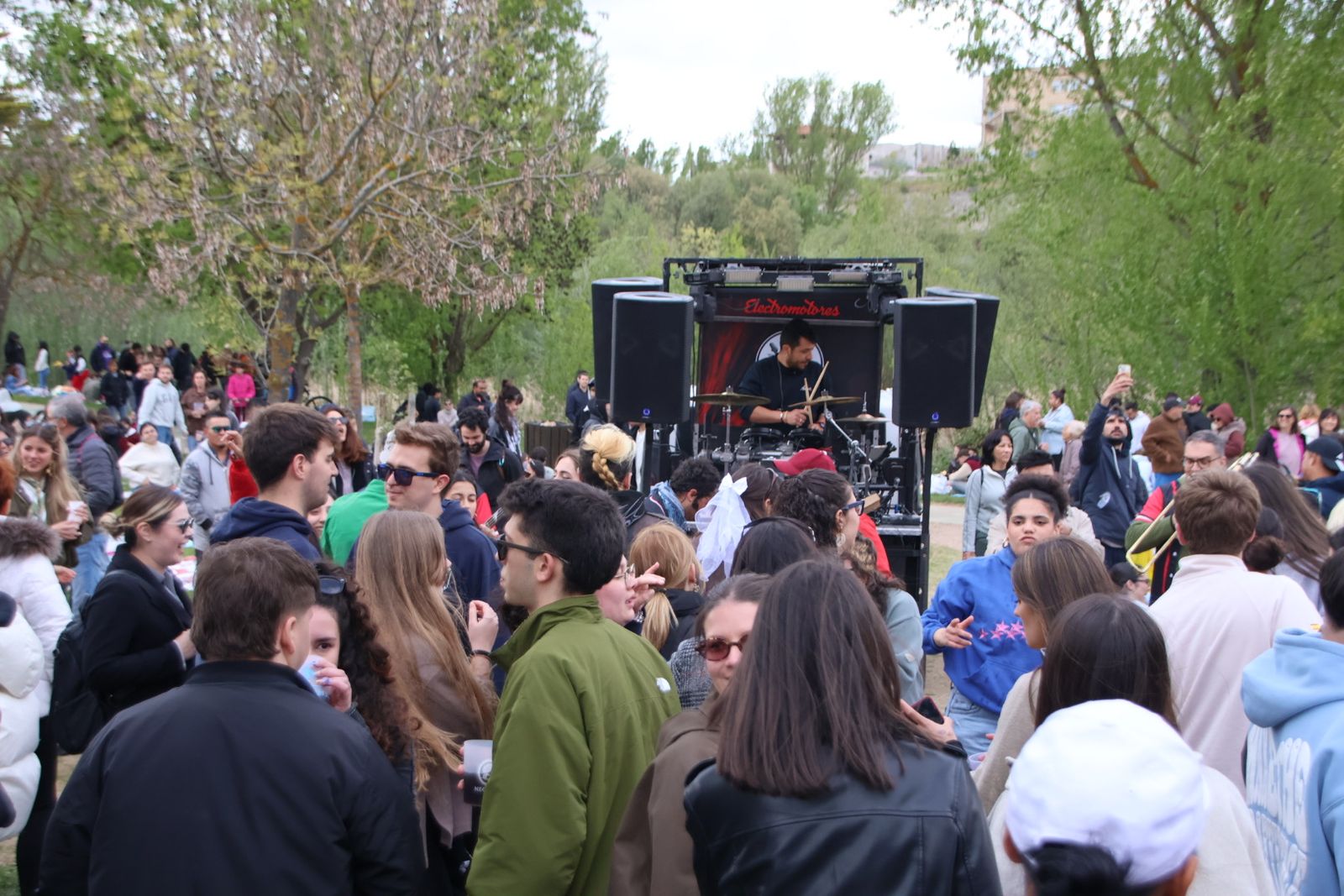 Un multitudinario Lunes de Aguas en Salamanca llena la ribera del Tormes