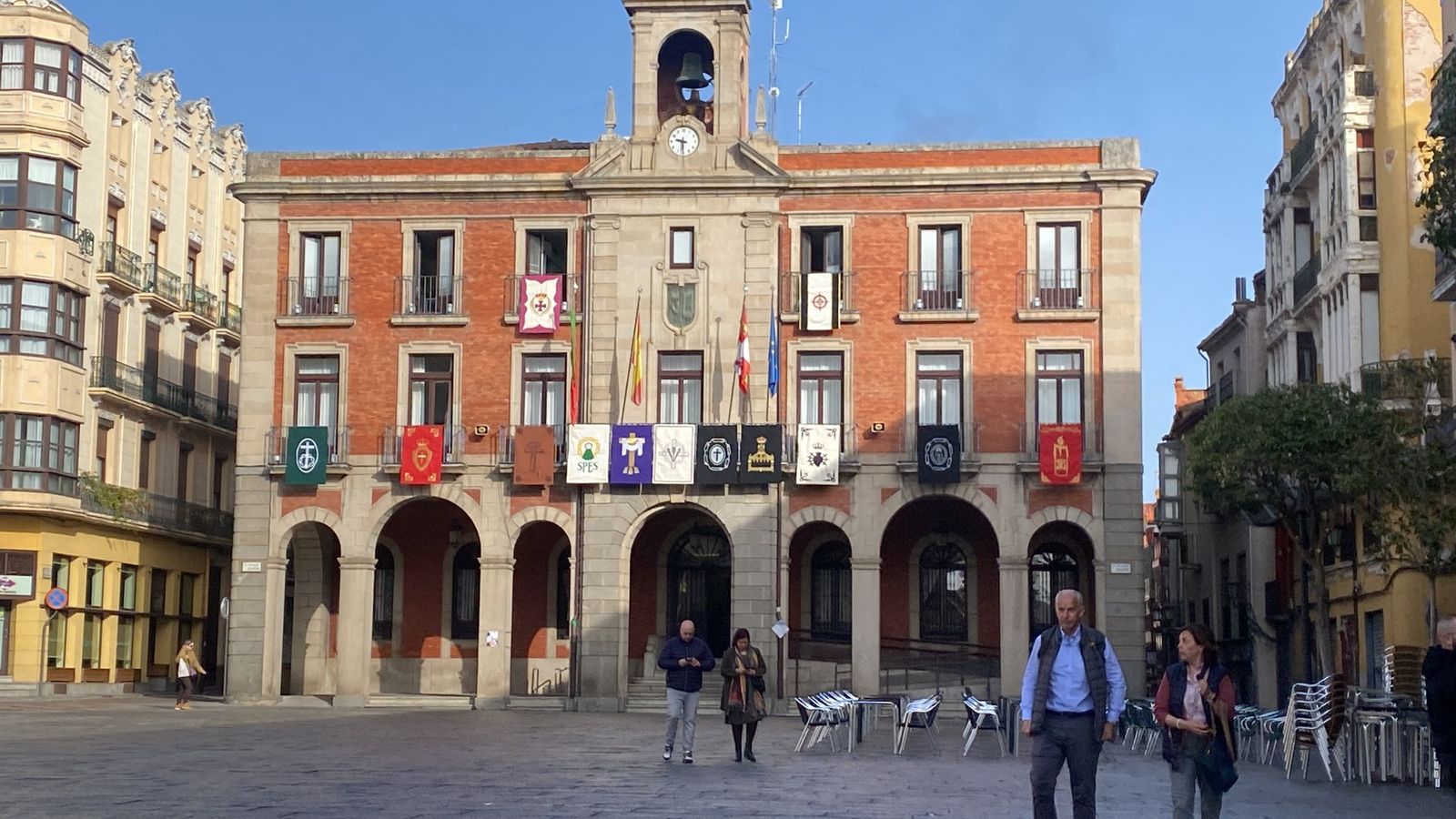 Colocación de los reposteros en Zamora. Semana Santa 2024. Foto María Lorenzo