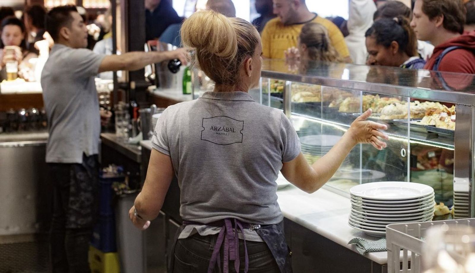 Archivo - Dos camareros tras la barra de un bar de Madrid. - Eduardo Parra - Europa Press - Archivo