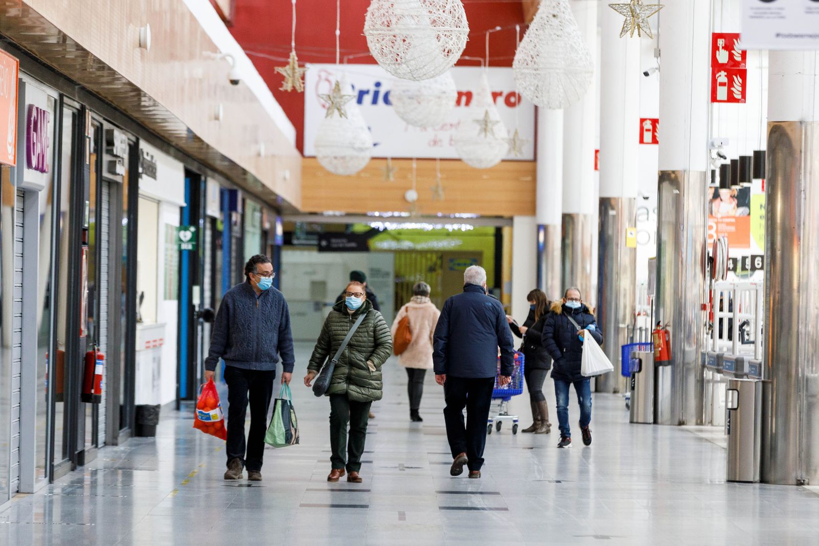 Clientes pasean por un centro comercial de la Comunidad