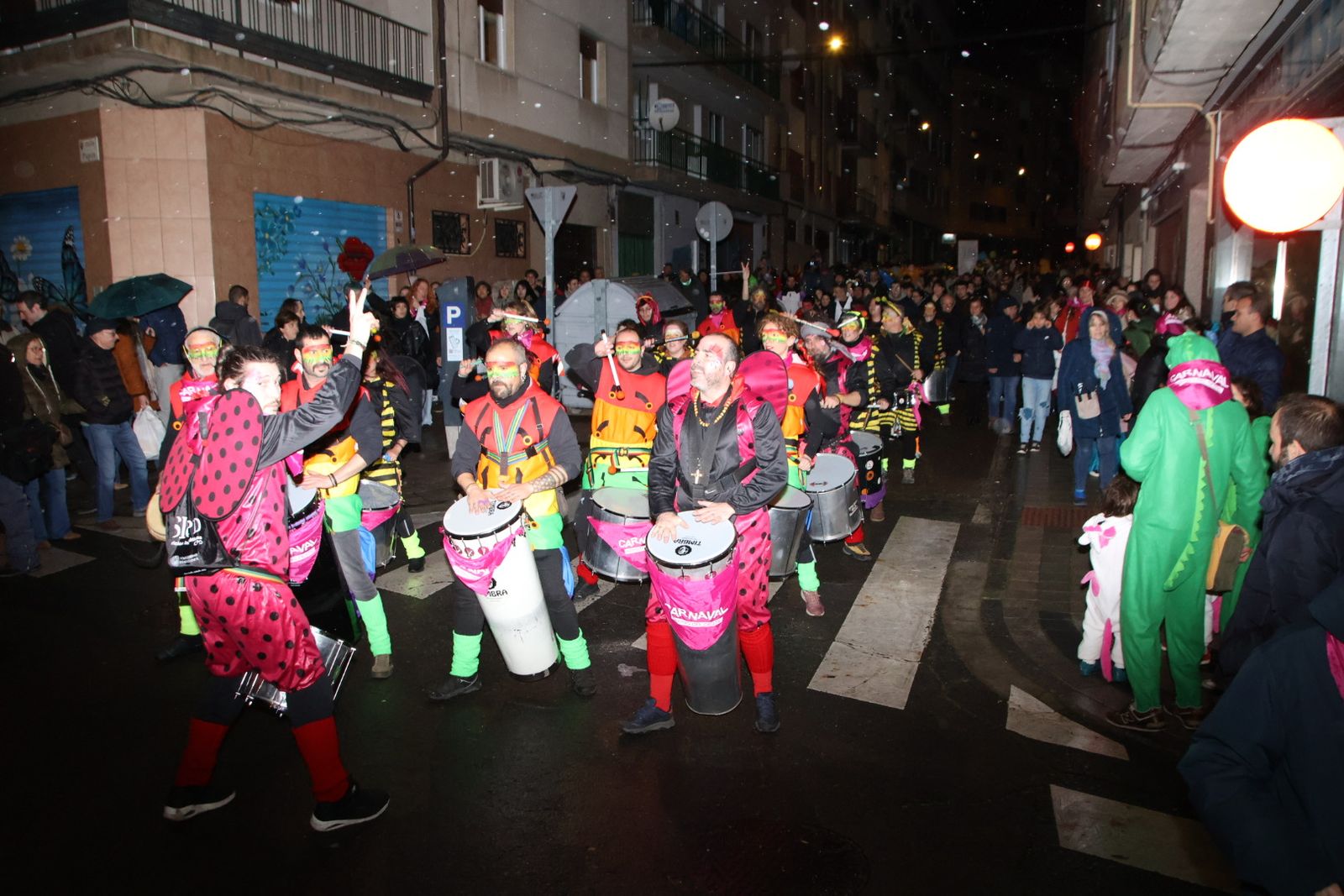 Desfile de disfraces con pasacalles a cargo de Blocco Charr
