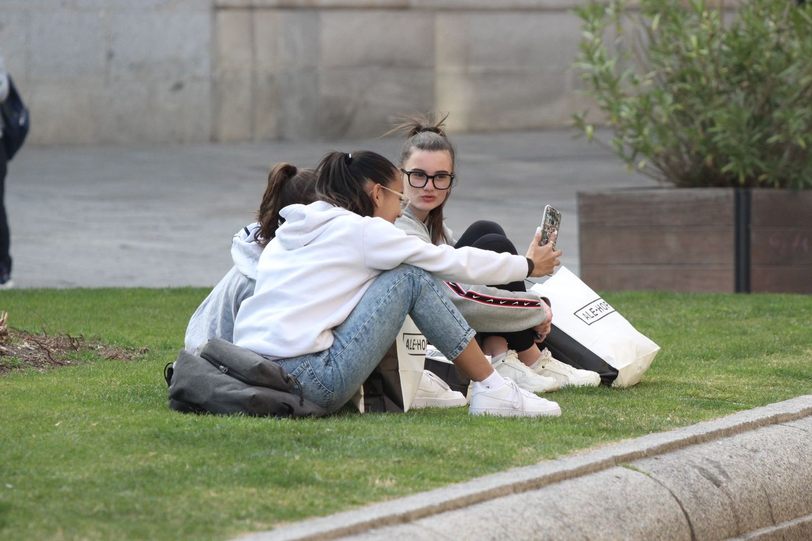 Gente por las calles de Salamanca. Foto de archivo