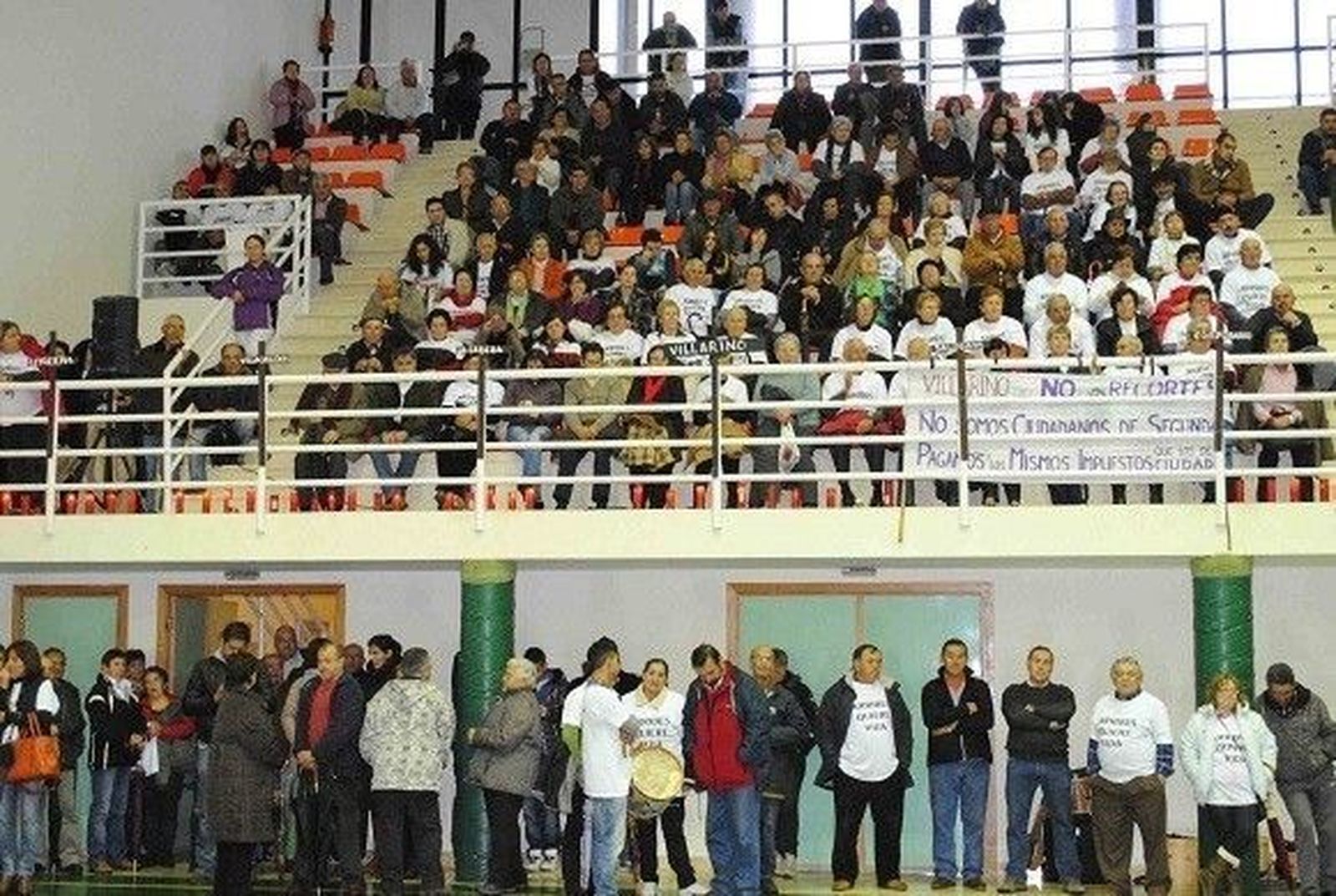 Casi 400 personas protestan contra el cierre de las urgencias en Aldeadávila