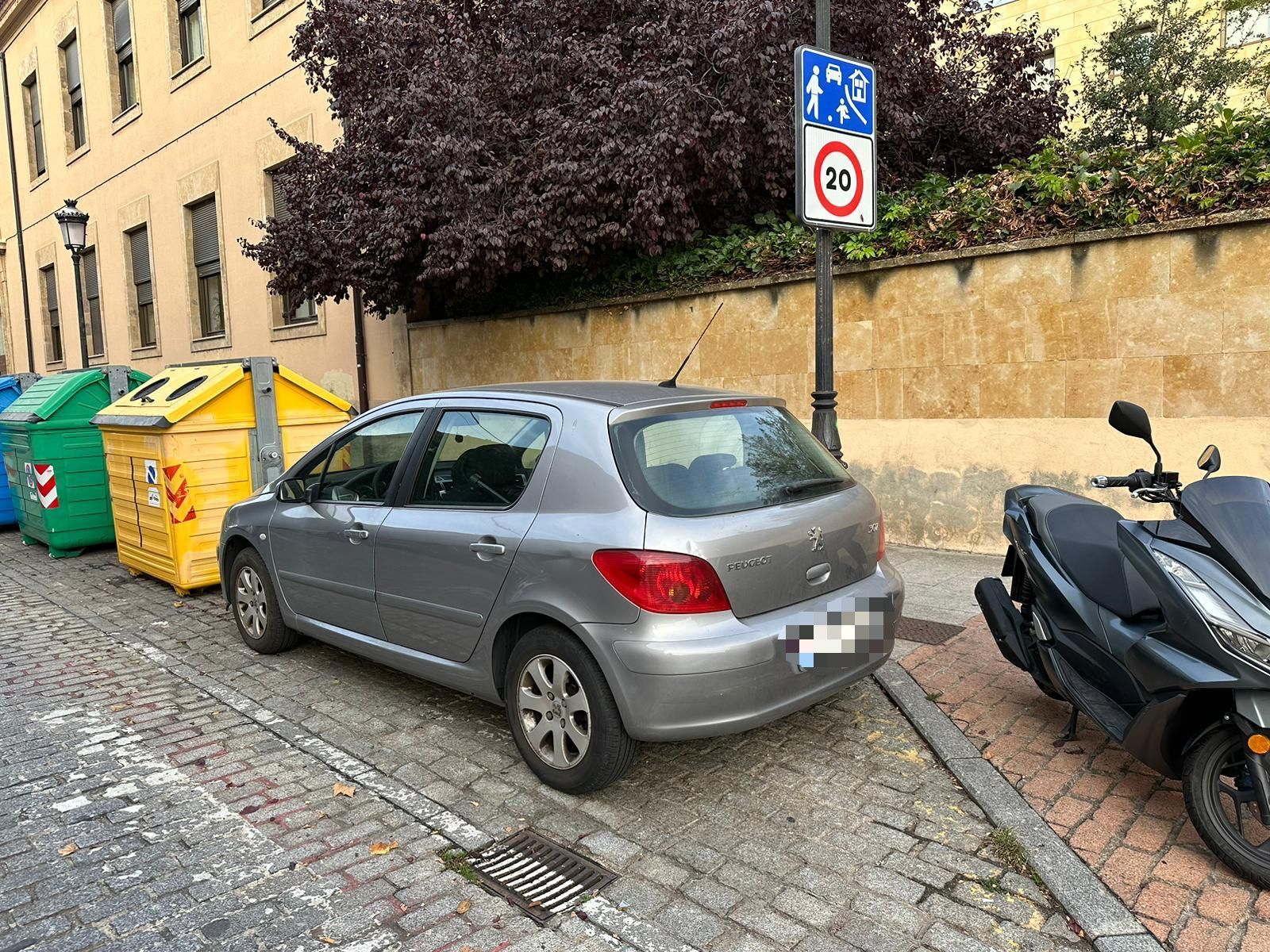 Coche en la calle García Tejado aparcado en la zona reservada para motos