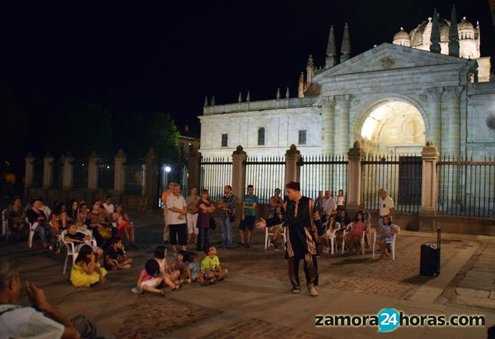 El humor de Salamún hechiza a decenas de zamoranos en ‘El pícaro sirio’