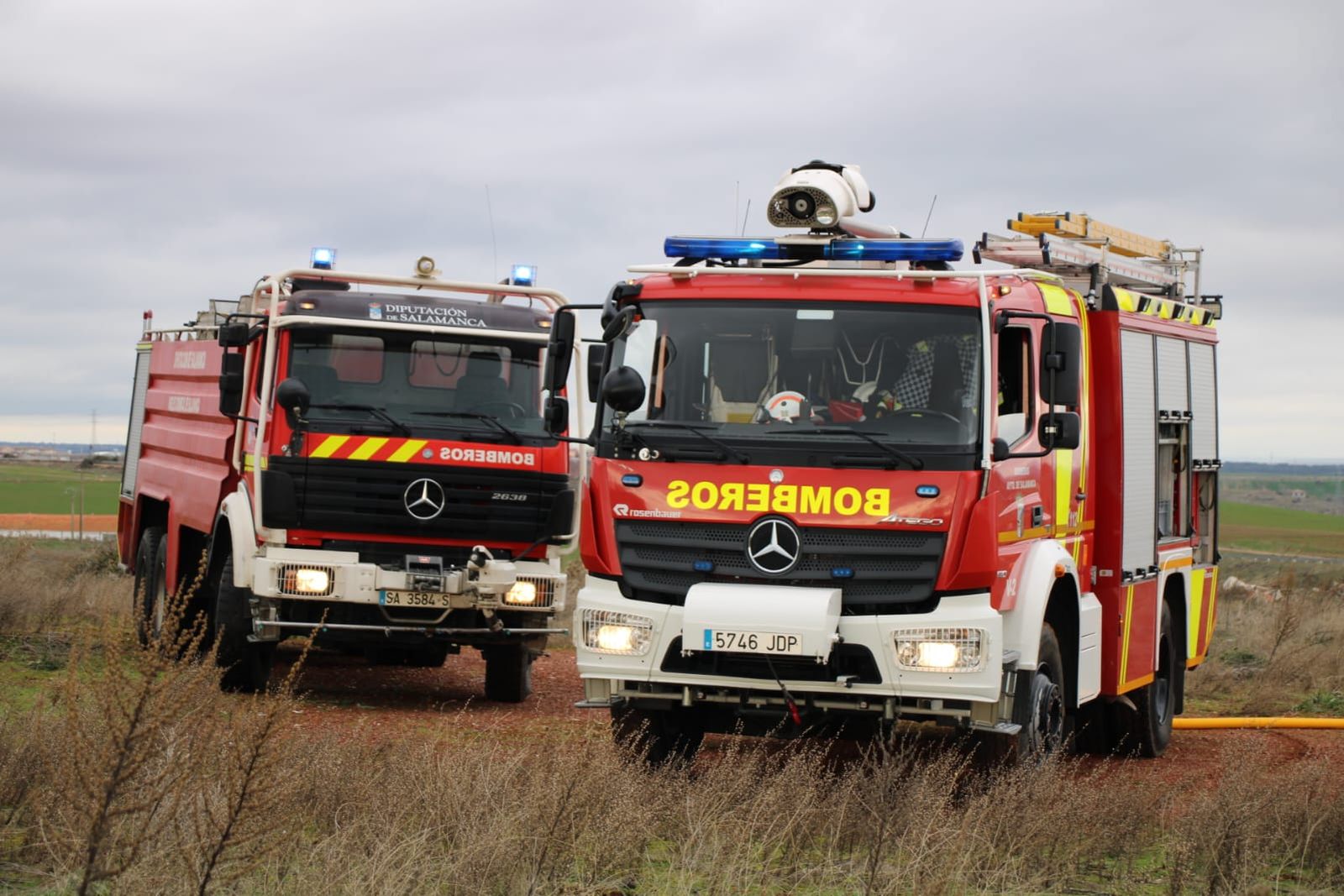 Un incendio en el poblado de Vistahermosa moviliza a los bomberos del Ayuntamiento y de la Diputación