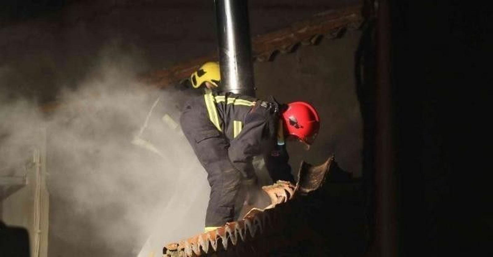 Un incendio destroza una vivienda en Horcajo de Montemayor
