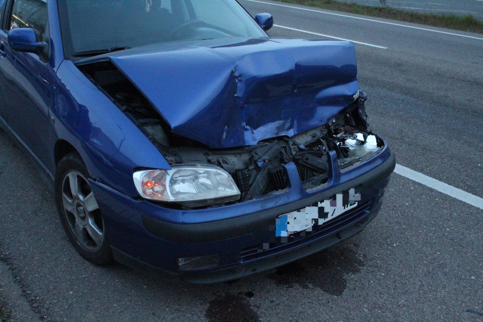 Destroza su coche al impactar contra una farola en la avenida de Agustinos Recoletos. Foto Carlos H.G