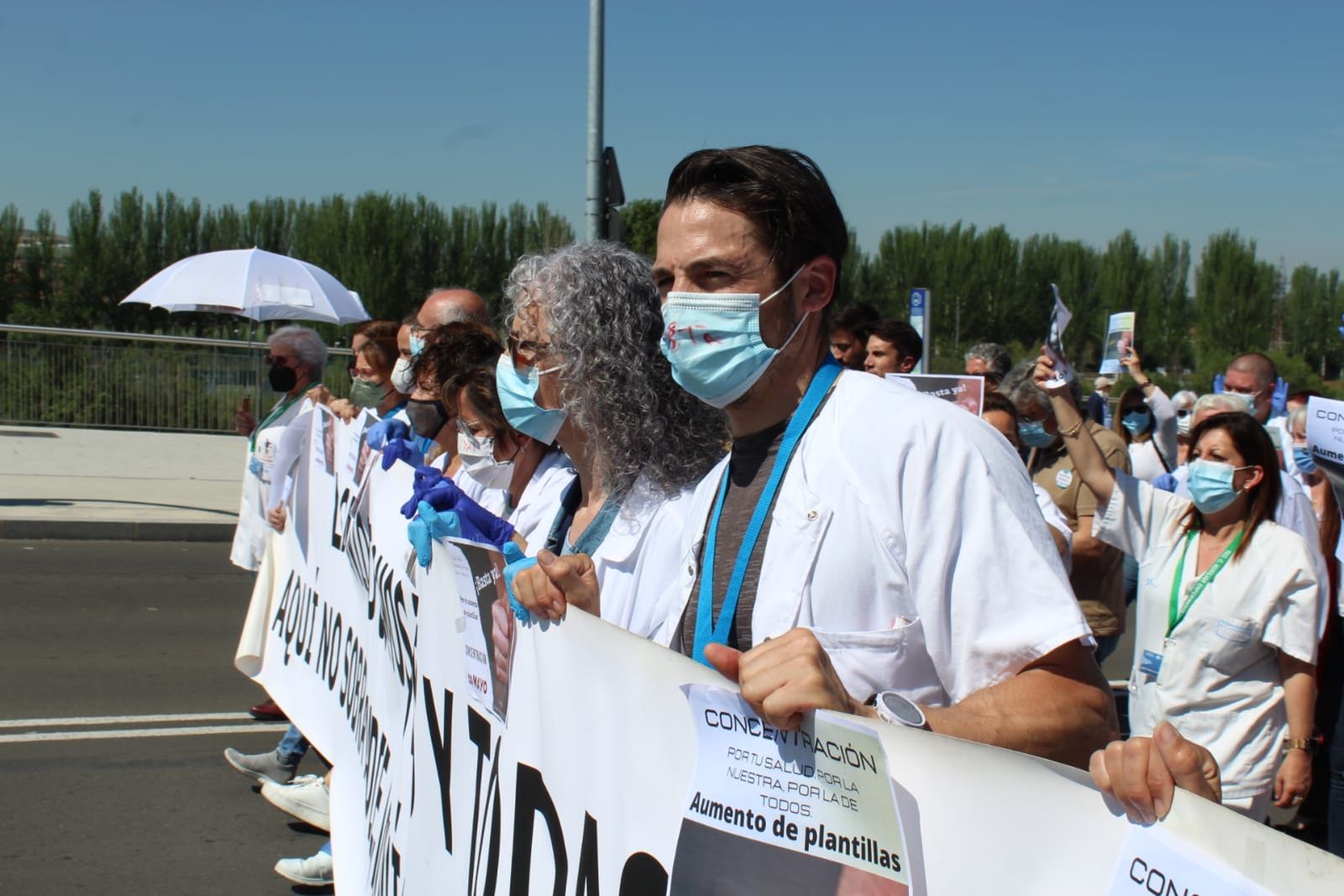 Sanitarios de Salamanca se concentran para pedir más personal en el hospital (4)