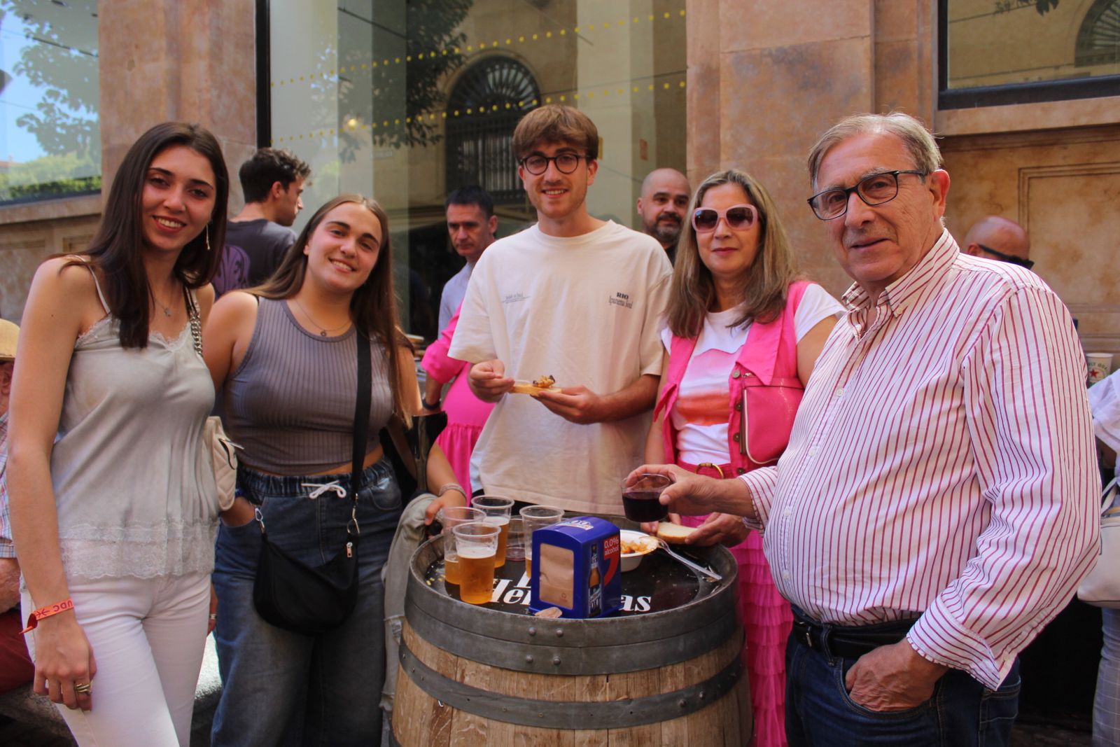 Ambiente en la Feria de Día en el mediodía de este domingo