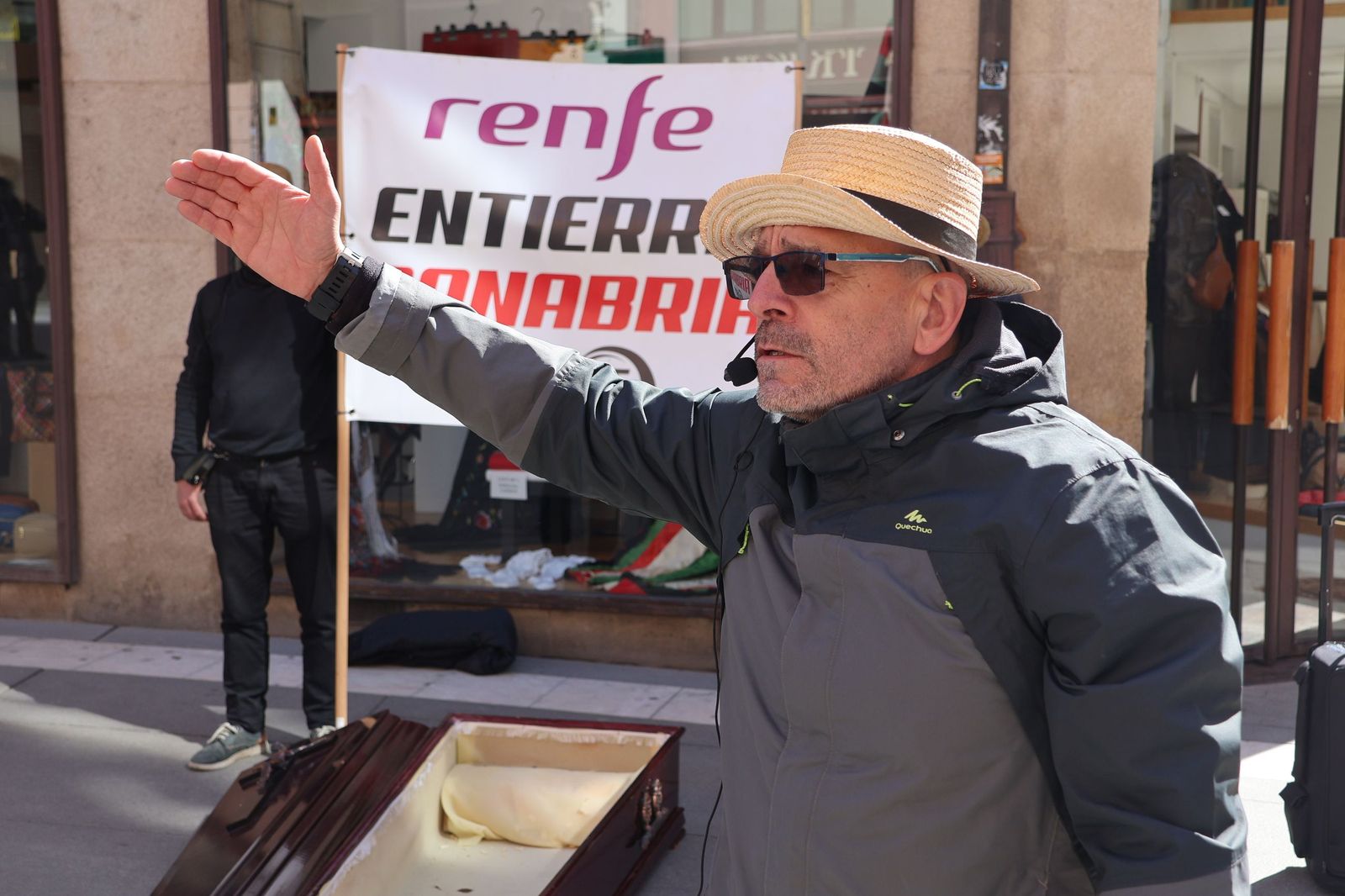 GALERÍA | La simbólica reivindicación 'Renfe entierra Sanabria' llega al centro de Zamora