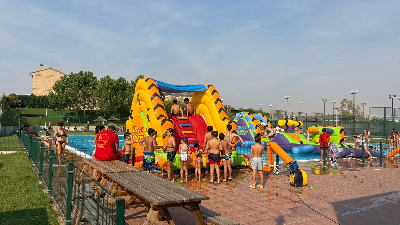 Aldeatejada se rinde a la diversión con el Día de los Hinchables