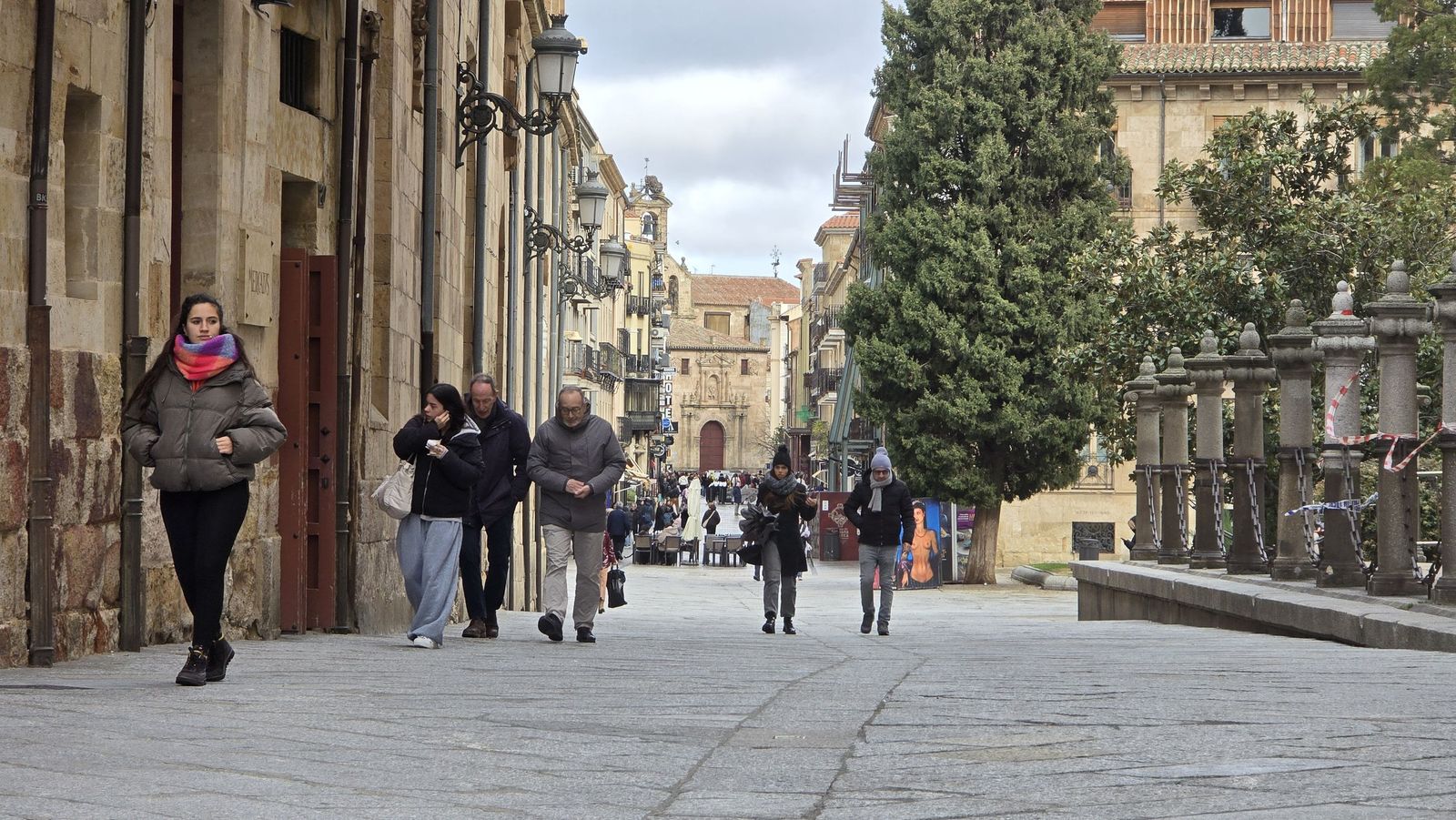 Personas paseando por las calles de Salamanca