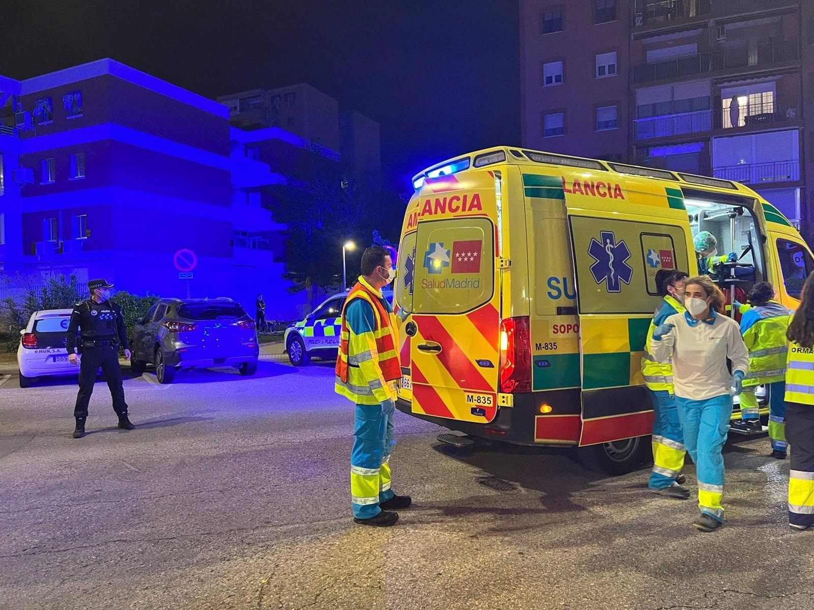 El equipo de SUMMA112 en el lugar donde el menor ha caído desde una ventana   EMERGENCIAS 112 COMUNIDAD DE MADRID