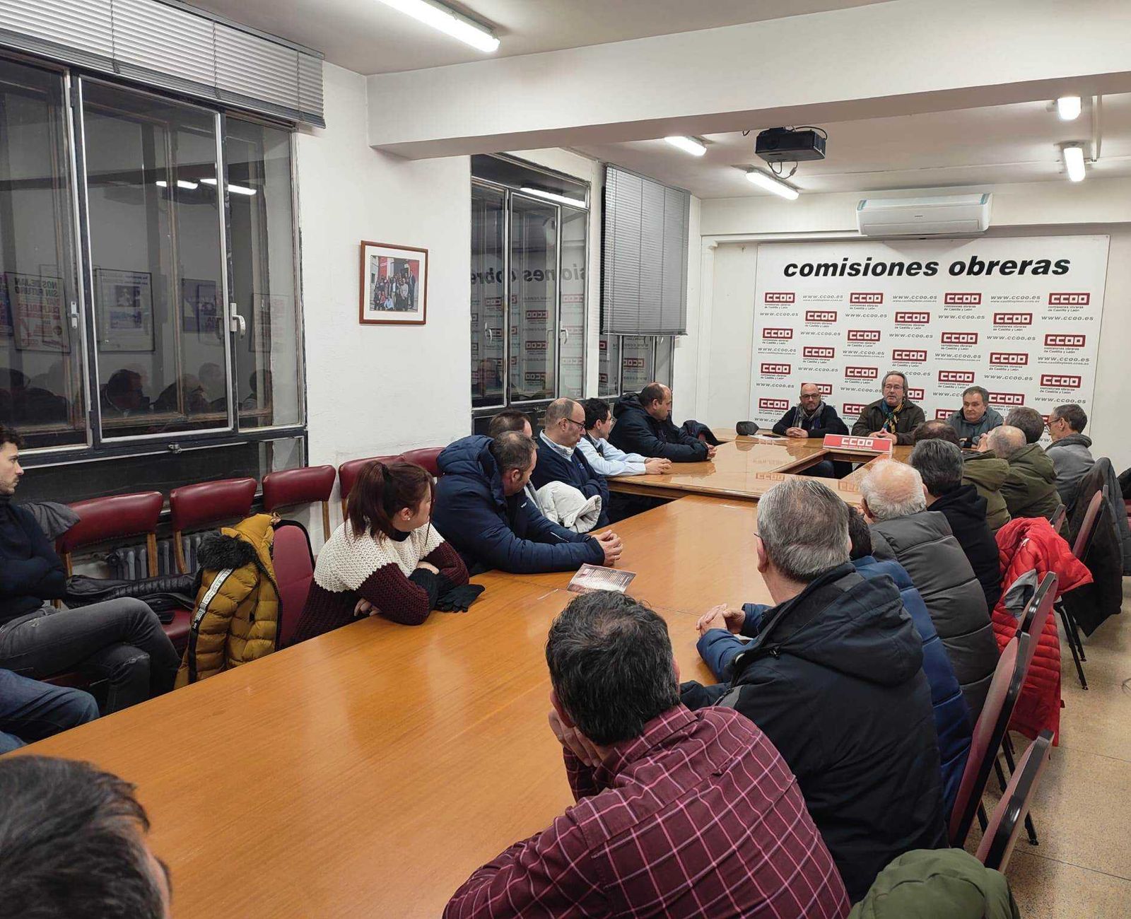 Francisco Guarido se reúne con los trabajadores del servicio de autobuses